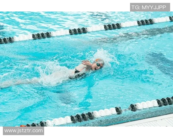 自由泳训练中常见错误分析及纠正方法，帮助提升游泳技巧